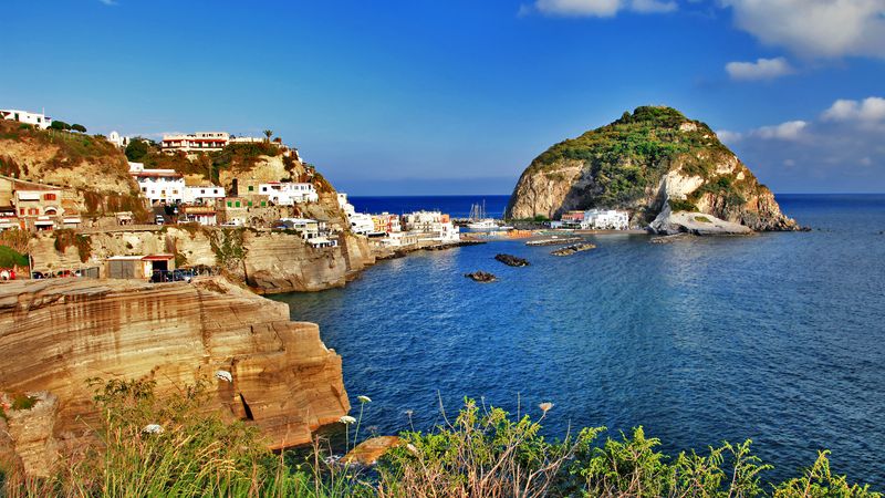 Scopri le hit italiane più hot dell’anno: la lussuosa Ischia o la Capri con le sirene